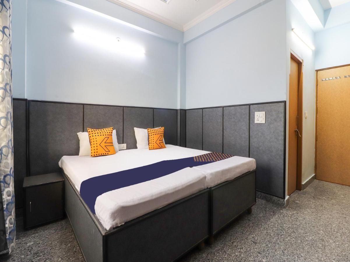 SPOT ON 82236 Aryan Home Stay Jhajra Bagian luar foto