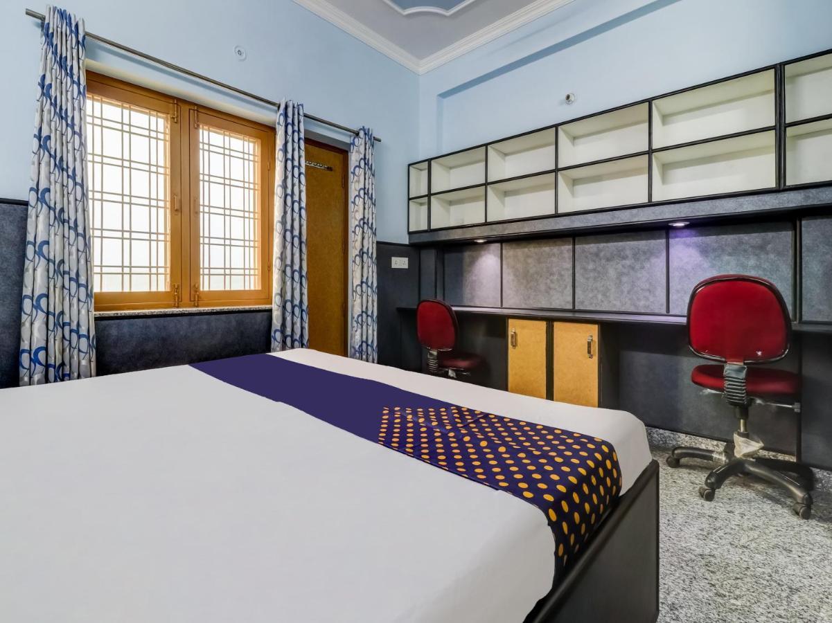 SPOT ON 82236 Aryan Home Stay Jhajra Bagian luar foto