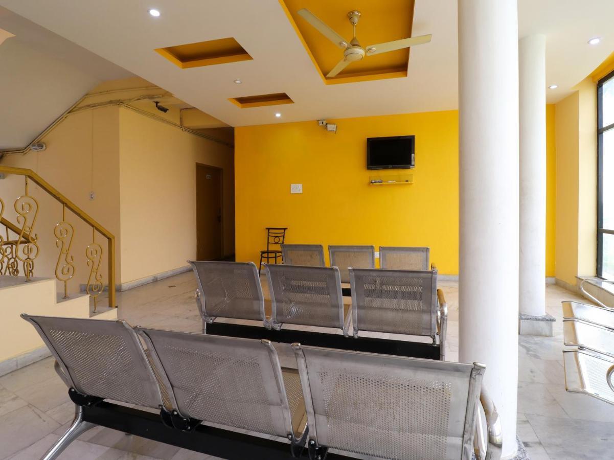 SPOT ON 82236 Aryan Home Stay Jhajra Bagian luar foto